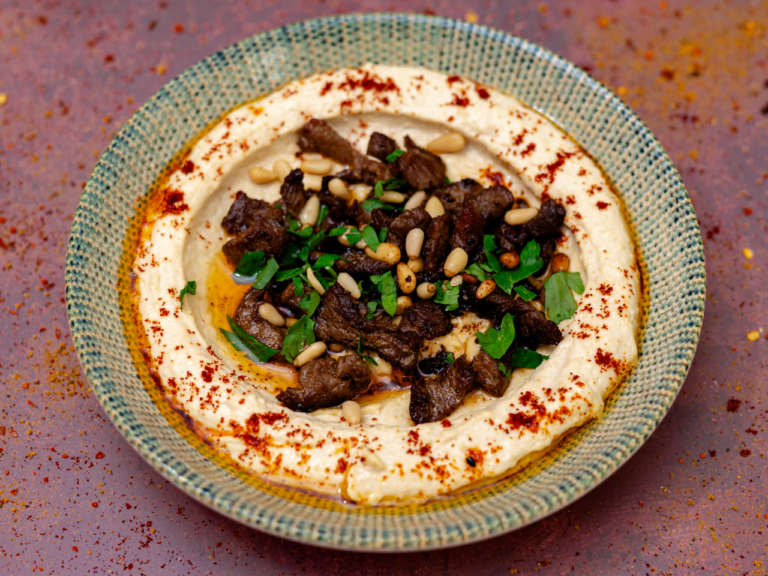 חומוס עם בשר ופיתה - 250 גרם + 100 גרם