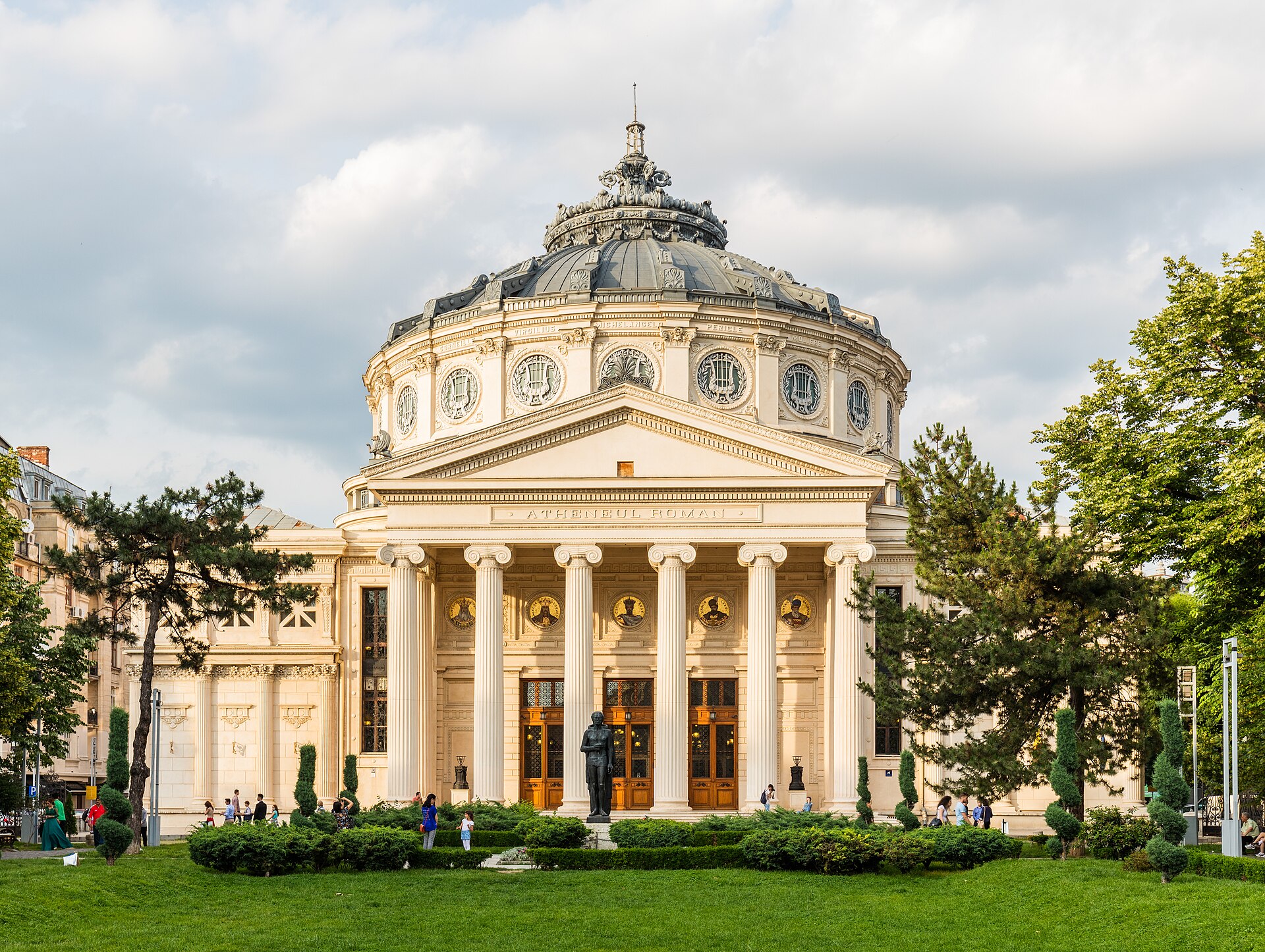 Calea Victoriei & the Romanian Athenaeum